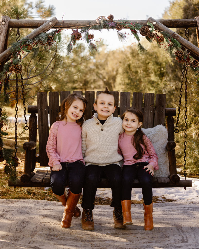 Photo of kids for 2022 Holiday Mini session with Simply Cassandra. 